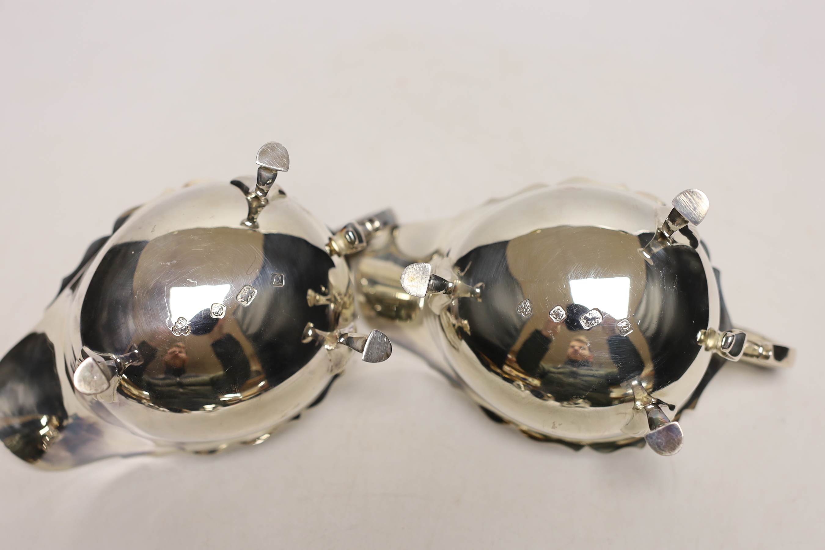 A modern pair of silver sauceboats, C.J. Vander Ltd, Sheffield, 1990, length 15.2cm, 9.7oz.